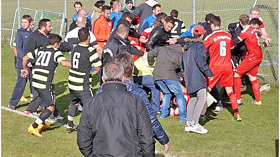 Eine heftige Schlägerei entwickelte sich nach dem Spiel zwischen dem FC Königsbrunn und dem Türk SV Bobingen. Jetzt sprach das Sportgericht harte Strafen für die Beteiligten aus.  Foto: Hieronymus Schneider