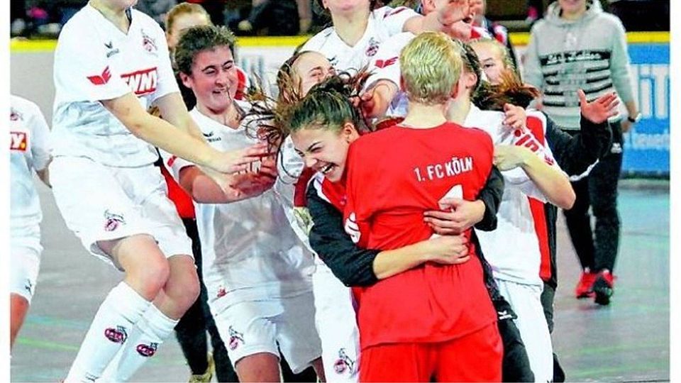 Riesenjubel beim weiblichen Nachwuchs des 1. FC Köln: nach dem gewonnenen Neunmeterschießen gratulierten alle Spielerinnen ihrer Torhüterin. Foto: Michael Meier