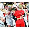 Riesenjubel beim weiblichen Nachwuchs des 1. FC Köln: nach dem gewonnenen Neunmeterschießen gratulierten alle Spielerinnen ihrer Torhüterin. Foto: Michael Meier
