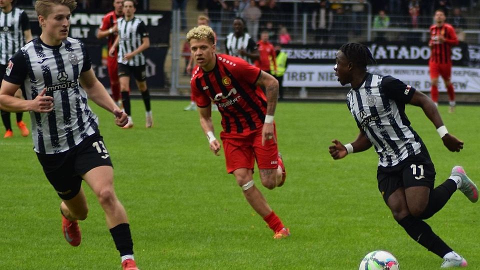 Künftig trägt Nils da Costa Pereira (Mitte) wieder das schwarz-weiße Trikot.