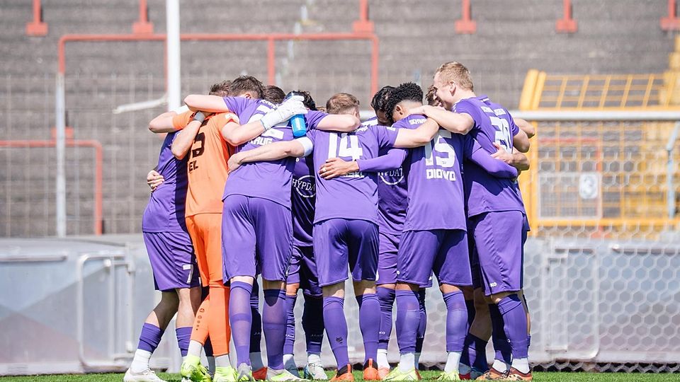 Der Mannschaft des TSV Schwaben Augsburg droht ein Punktabzug. Das ständige Schiedsgericht des BFV will noch vor dem letzten Spieltag der Regionalliga-Saison eine Entscheidung zu dem Fall bekanntgeben.