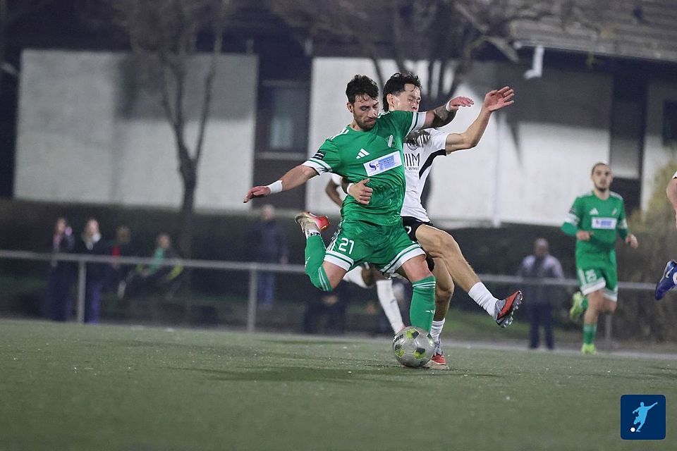 Der Einsatz von SVA-Torjäger Mahdi Mehnatgir (grünes Trikot) steht auf der Kippe. In dieser Szene wird er vom Bodenheimer Kenzo Kramer auf Schritt und Tritt verfolgt.