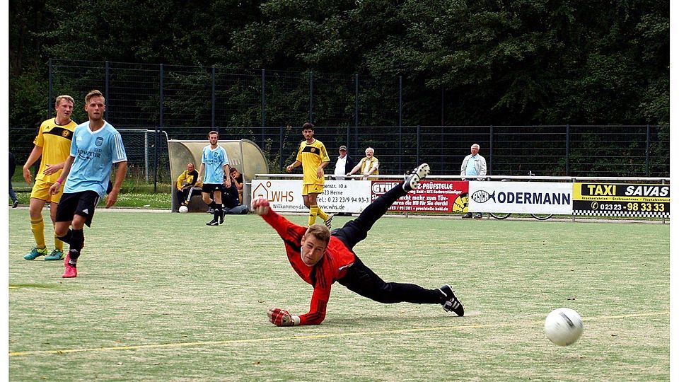 Foto: Lukas Schreiber im Glück, der Ball ging an den Außenpfosten.