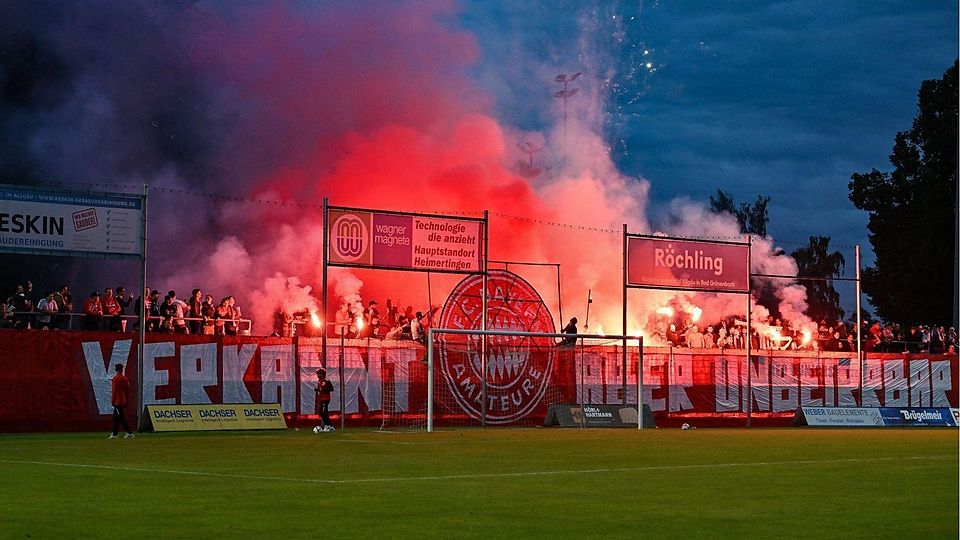 In Memmingen zeigten die Bayern-Anhänger eine spektakuläre Pyro-Show.