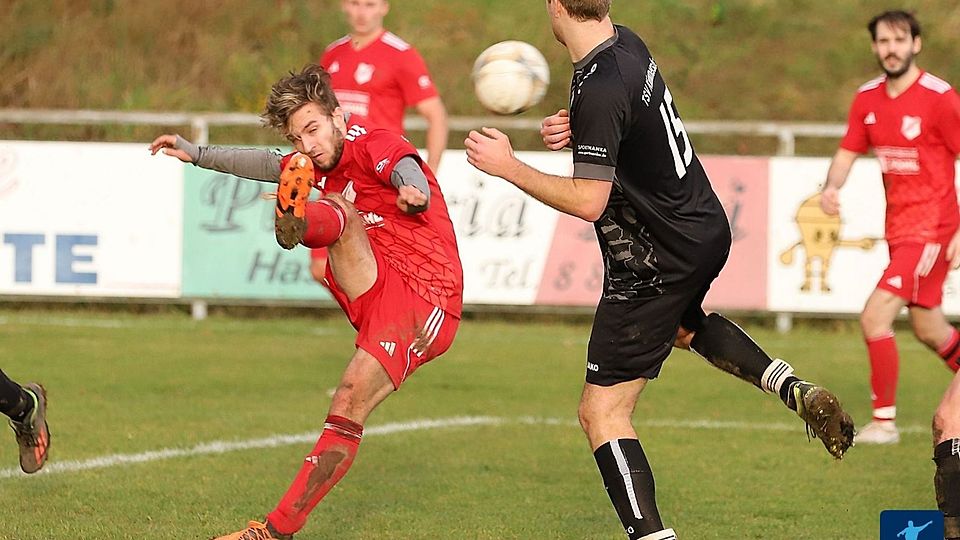 Der SV Michaelpoppenricht (in Rot) will ab der Saison 2024/25 neue Wege gehen, gründet er doch eine Spielgemeinschaft mit dem derzeitigen Ligakonkurrenten aus Traßlberg.