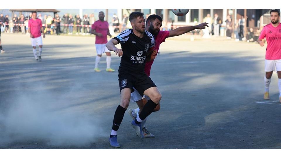Nach dem Kreispokalsieg in Hommertshausen gegen Vatanspor Dautphe steigt in der Gruppenliga für den VfL Biedenkopf und Dennis Rakowski (vorn, hier im Zweikampf mit Serif Özcoskun) das Spitzenspiel daheim gegen Wieseck an. © Jens Schmidt