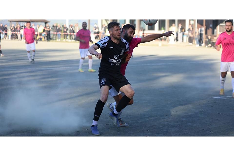 Nach dem Kreispokalsieg in Hommertshausen gegen Vatanspor Dautphe steigt in der Gruppenliga für den VfL Biedenkopf und Dennis Rakowski (vorn, hier im Zweikampf mit Serif Özcoskun) das Spitzenspiel daheim gegen Wieseck an. © Jens Schmidt