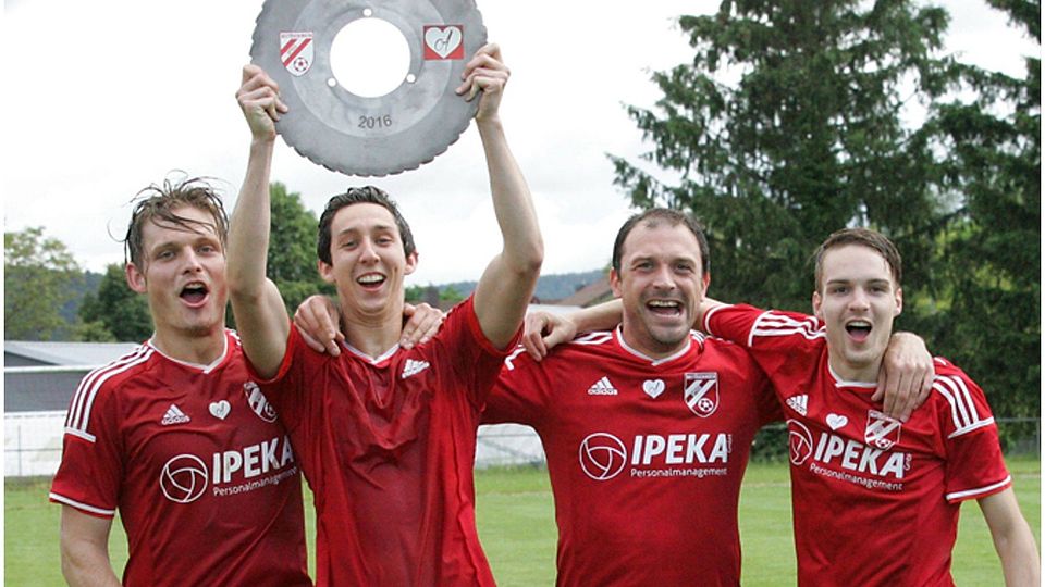 Hoch die Schale: die Wutöschinger Patrick Budde (v.l.), Marius Oberle, Stefan Ruth und Moritz Maier | Foto: Michael Neubert