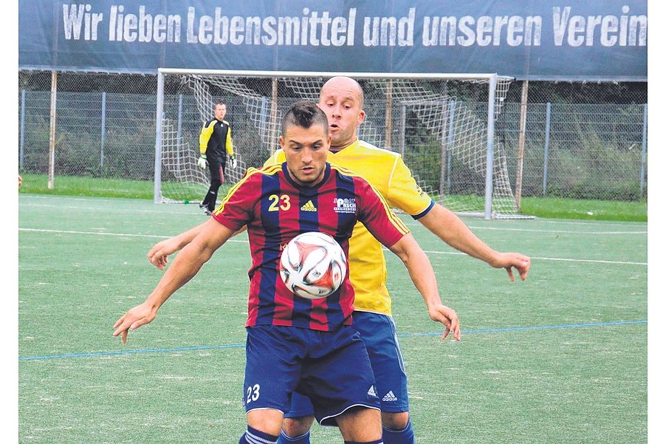 Ayhan Atar (vorne)  bringt Leverkusen in Führung, doch am Ende unterliegt seine Elf in Bergheim mit 1:2. Foto: Wolfram Kämpf