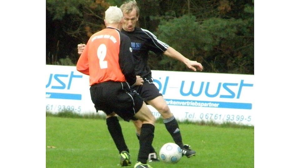 Auch der Trainer trifft: Thomas Jung (schwarzes Trikot) versuchte Linie in das zerfahrene Spiel des Tabellenführers zu bringen und traf auch zum 3:0 für den FC Hennweiler. Archivfoto: Klaus Mittnacht