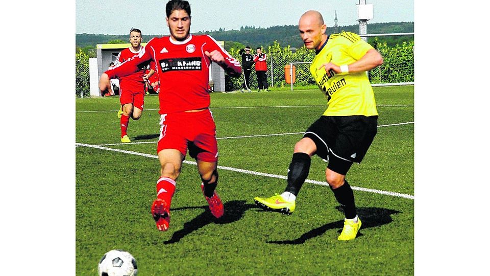 Wer kann den Ball stoppen? Walheims Innenverteidiger Sebastian Jansen (rechts) im Duell mit dem zweifachen Torschützen Metin Kizil.Foto: Martin Ratajczak