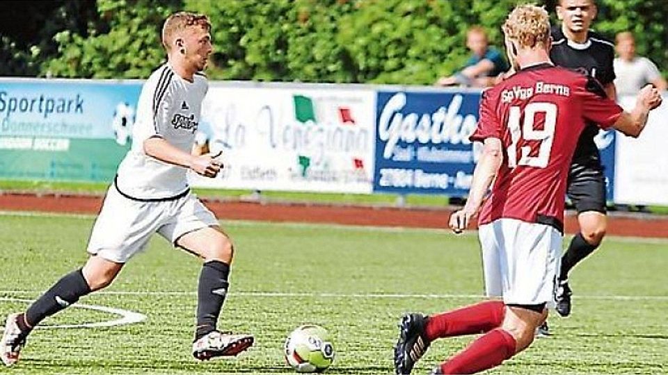 Esenshammer Fußballer (in Weiß) schieden am Sonntag im Pokal gegen Berne aus. Dennis Weiß