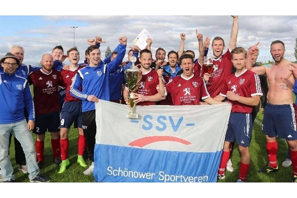 Endlauf geschafft: Die Fäuste nach oben gereckt, feiern Mannschaft und Verantwortliche des Schönower SV den Gewinn des Lübzer-Kreispokals. Fotos: Carola Voigt