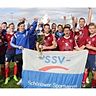 Endlauf geschafft: Die Fäuste nach oben gereckt, feiern Mannschaft und Verantwortliche des Schönower SV den Gewinn des Lübzer-Kreispokals. Fotos: Carola Voigt