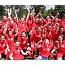 Jaaaaa wir haben es geschafft: Die Spielerinnen und das Trainergespann von Rot-Weiß Rehme jubeln über die Meisterschaft. ⋌Foto: Egon Bieber