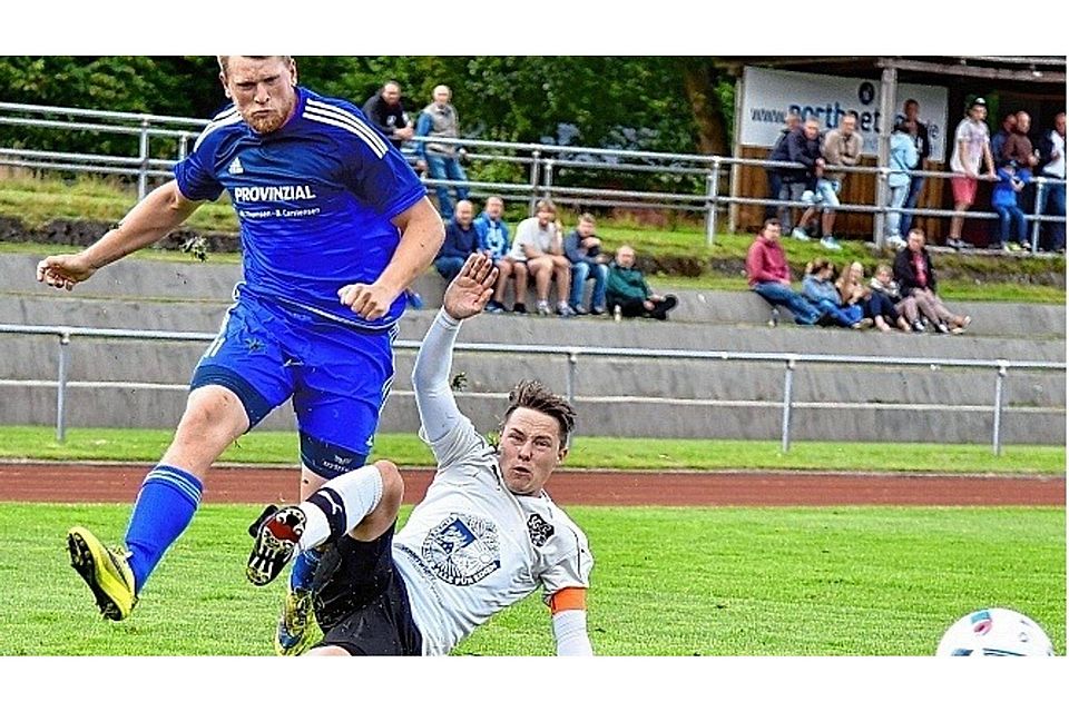 Verbissener Kampf um den Ball: SG-Angreifer Sascha Angelowski (links) versucht,  sich gegen Dörpums Tom Borchartd durchzusetzen. Foto: Pustal