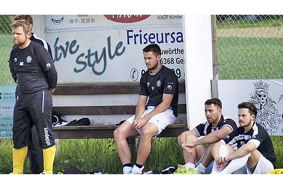 Der als Cheftrainer agierende Daniel Koller (links) und seine Spieler konnten es gar nicht fassen, dass der TSV Schwabmünchen II durch eine 2:4-Niederlage beim Absteiger Foret alle Aufstiegschancen einbüßte.  Foto: Hieronymus Schneider