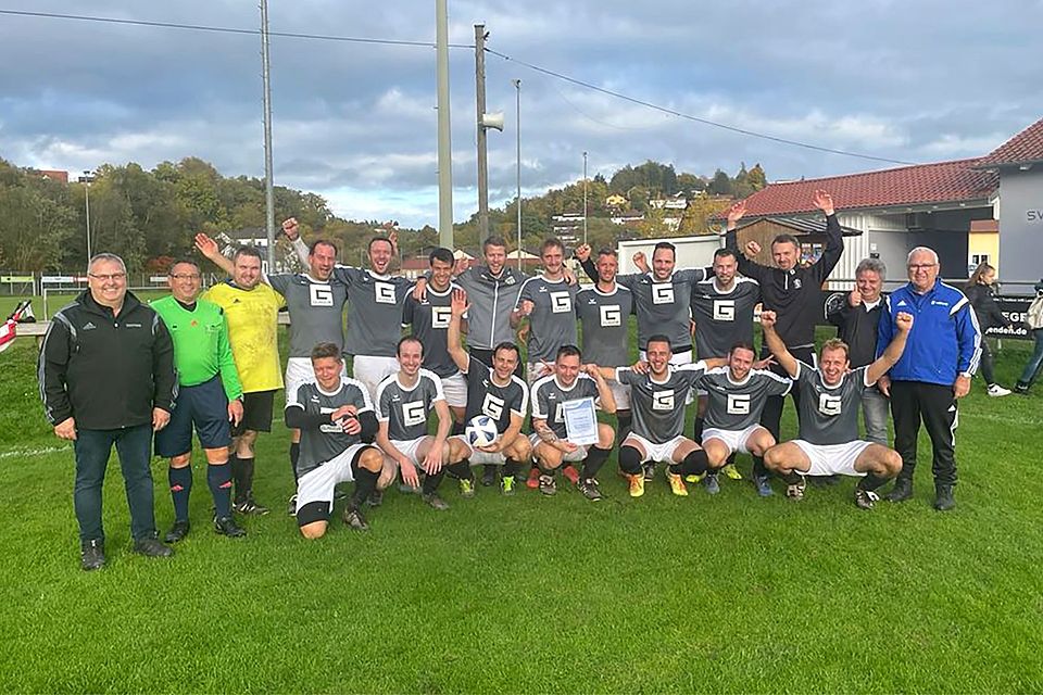 Die Siegermannschaft SG Regenstauf/ Hainsacker/ Laub mit Cham/Schwandorfs Kreisvorsitzendem Werner Mages, Schiedsrichter Alfons Weigert (v. l.), Regensburgs Kreisspielleiter Mike Koriath (2. v. r.) und Bezirksseniorenspielleiter Hans Dammer (r.).