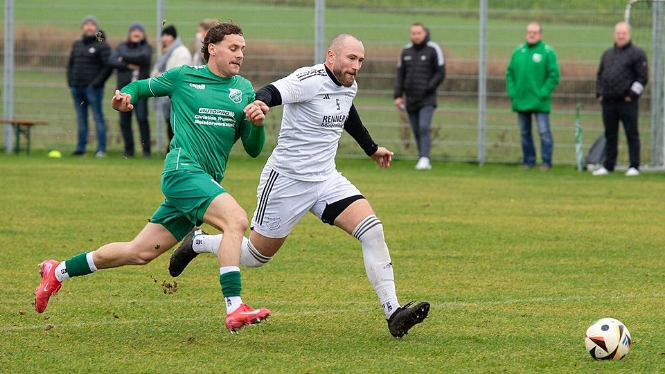 Nach dem Pflichtsieg gegen Schirmitz wartet nun ein anderes Kaliber auf Torjäger Philipp Götz (links) und den 1.FC Schlicht.
