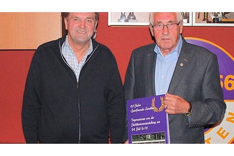 Manfred Bahlmann (links) bedankte sich mit einem Präsent bei Bernd Rolfes für 40 Jahre Vorstandsarbeit SF Sevelten
