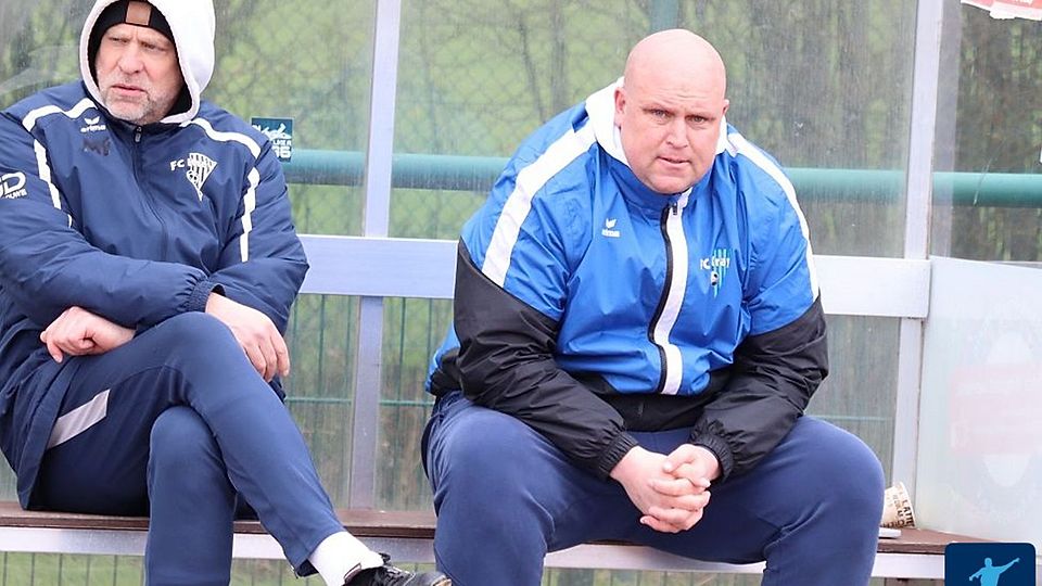 Noch am Sonntag saß Christian Knappmann (rechts) auf der Trainerbank des FC Kray.