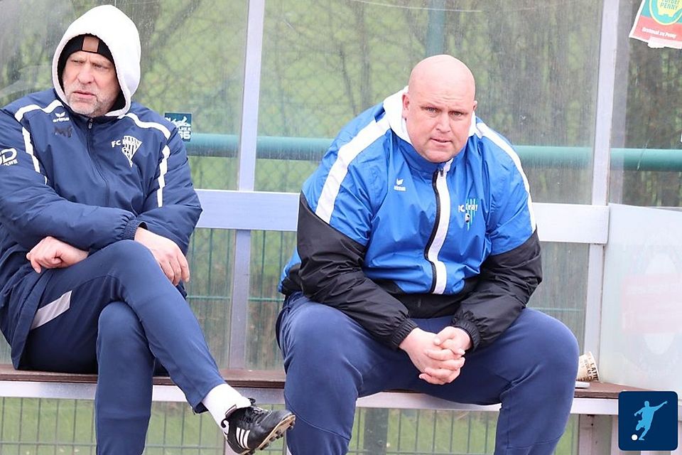 Noch am Sonntag saß Christian Knappmann (rechts) auf der Trainerbank des FC Kray.