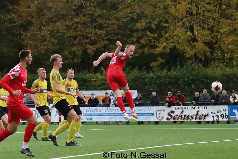 Kirchlengerns Lennart Wüllner (in Rot) traf gegen Kaunitz zur zwischenzeitlichen 2:0-Führung, die die Gäste aber noch egalisieren konnten.