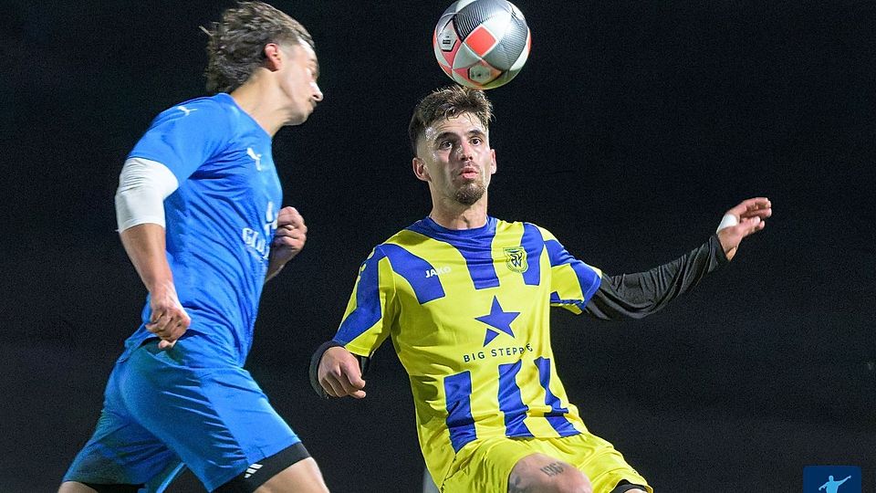 Sechsfacher Jubel bei Wenzenbach (rechts Gabriel Novakovic): Die Brandl-Formation machte in Schwarzhofen das halbe Dutzend voll.