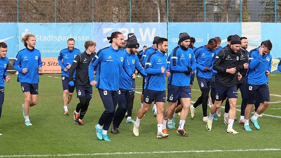 Gedränge auf dem Trainingsplatz – bei 1860 im neuen Jahr ein gewohntes Bild: Die 1860-Profis beim Vorbereitungsstart auf das Heimspiel gegen Ulm .