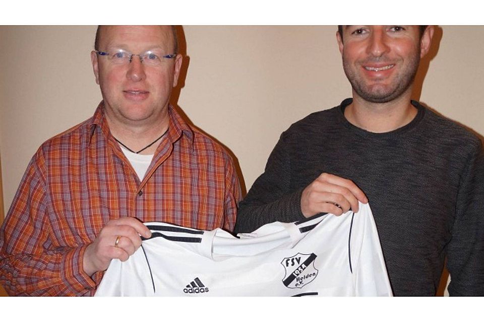 Heldens 1. Vorsitzender Martin Köper (links) freut sich, Jan Busenius als Trainer für den FSV Helden verpflichtet zu haben. Foto: Verein