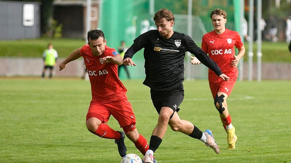 Ein Spiel, das viele Wendungen hätte nehmen können: Unglücklich mit 1:2 verloren Alexander Bazdrigiannis (schwarzes Trikot) und der TuS Geretsried das Heimspiel gegen den SV Erlbach.