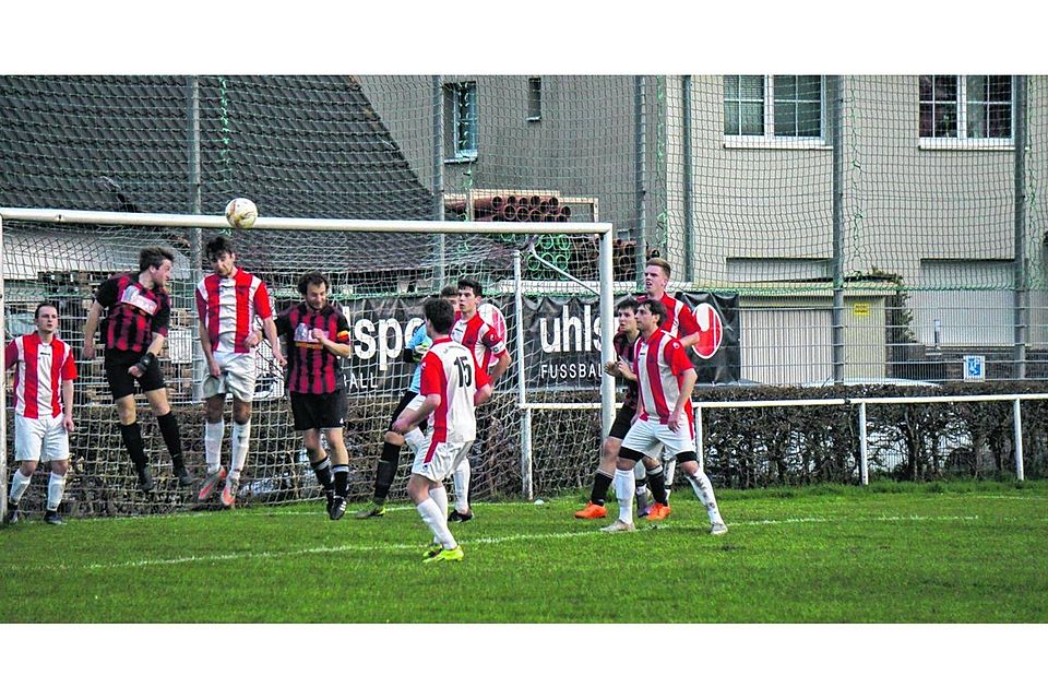 In der ersten Halbzeit kam die Zweite des FC Roetgen gegen den TuS Lammersdorf nur selten zum Zuge. Gefahr vor dem TuS-Tor kam nur nach Standards auf, aber auch in dieser Situation klärt der Lammersdorfer Abwehrspieler Noah Walber vor den FC-Angreifern Chris Geulen und David Redslob. Foto: Kurt Kaiser