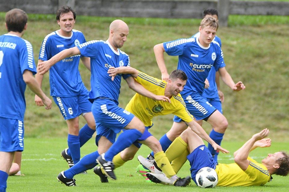 Ein spannendes Match erwarten die Trainer vor dem Ligapokal-Duell des FC Rottach-Egern (blau) mit dem SC Wörnsmühl.