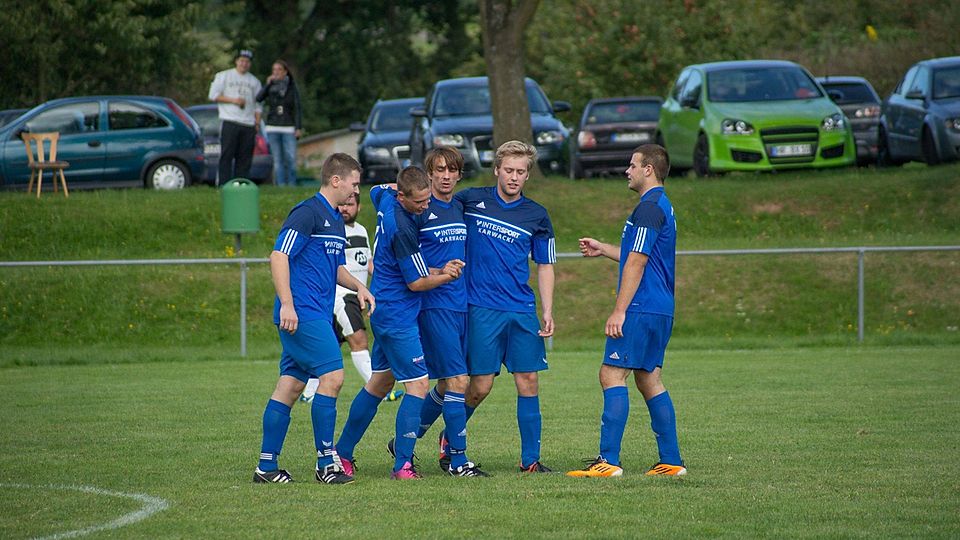 F: Diebel Nach dem Derbysieg gegen Riebelsdorf hat die SG Asterode/Christerode/Olberode nachgelegt und gegen Ascherode mit 2:0 gewonnen. Im Bild die beiden Torschützen Christopher Wilke und Philipp Miletzki.