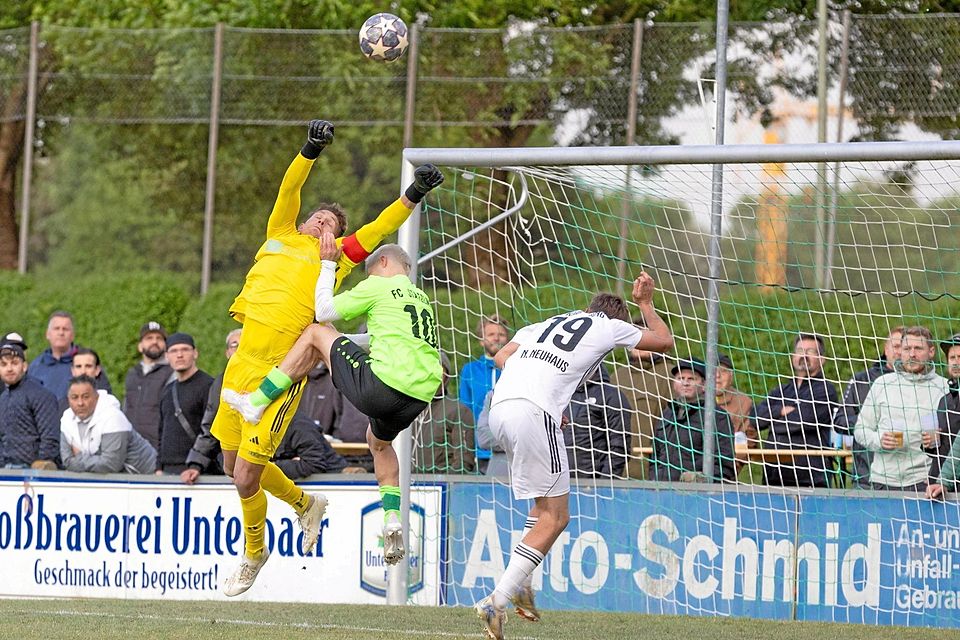 Mert Sert (FC Stätzling, grünes Trikot) beschäftigte die Kauferinger Hintermannschaft um Torhüter Michael Wölfl wiederholt.