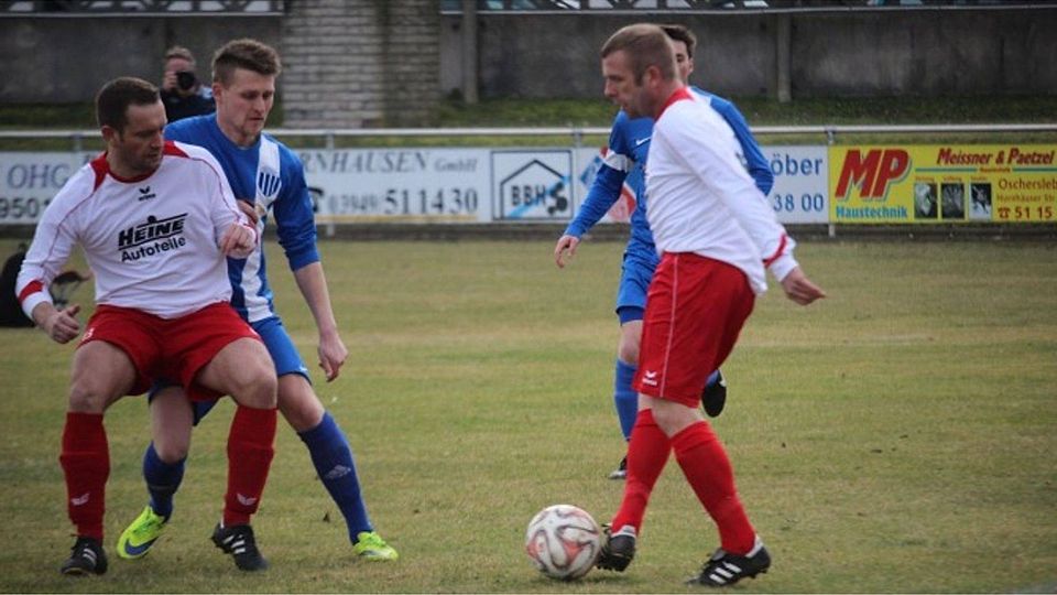 Der OSC (in rot-weiß) muss im Achtelfinale nach Neuenhofe.                 F: Müller