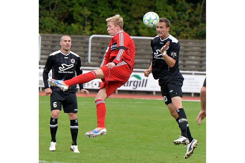 Souverän ist anders: Anton von Lampe (M.) kann den Kölner Claus Costa (r.) nicht beim Kopfball stören., Foto: Herhaus