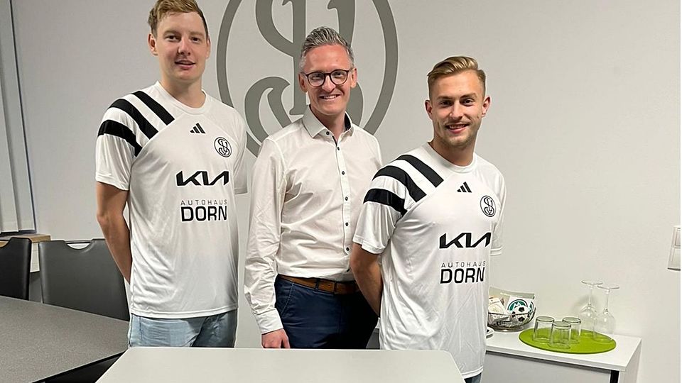 Von links nach rechts: Lucas Biberger, SVL-Sportvorstand Benedikt Neumeier und Dominik Past 