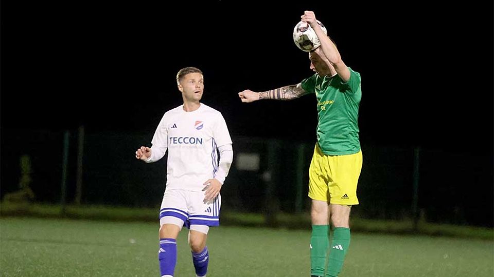 Andre Kalbhenn (SVE Comet Kiel) köpft den Ball vor dem Dreifach-Torschützen Louis Schütt  (Eidertal Molfsee II) weg. 
