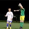 Andre Kalbhenn (SVE Comet Kiel) köpft den Ball vor dem Dreifach-Torschützen Louis Schütt  (Eidertal Molfsee II) weg. 