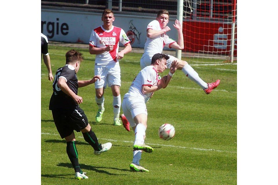 Kölns U-21-Spieler Vojno Jesic (rechts) versucht, einen Schuss von Rödinghausens Kai-Bastian Evers zu blocken. Am Ende verlieren die Kölner mit 0:1., Foto: Dahmen