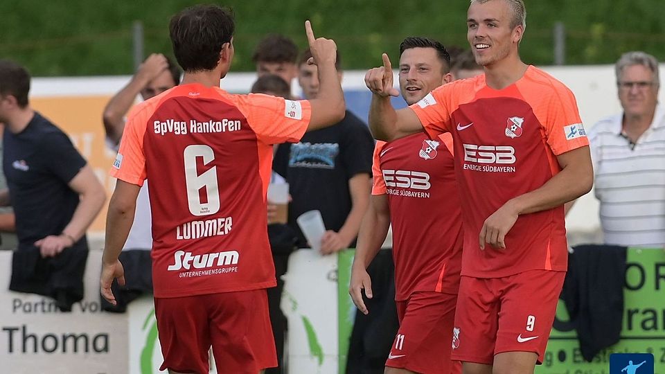 Jubelnde Hankofen-Spieler: Der Pokal und ein Bild, das künftig aus Sicht der Dorfbuam wieder häufiger als Symbolbild verwendet werden soll.