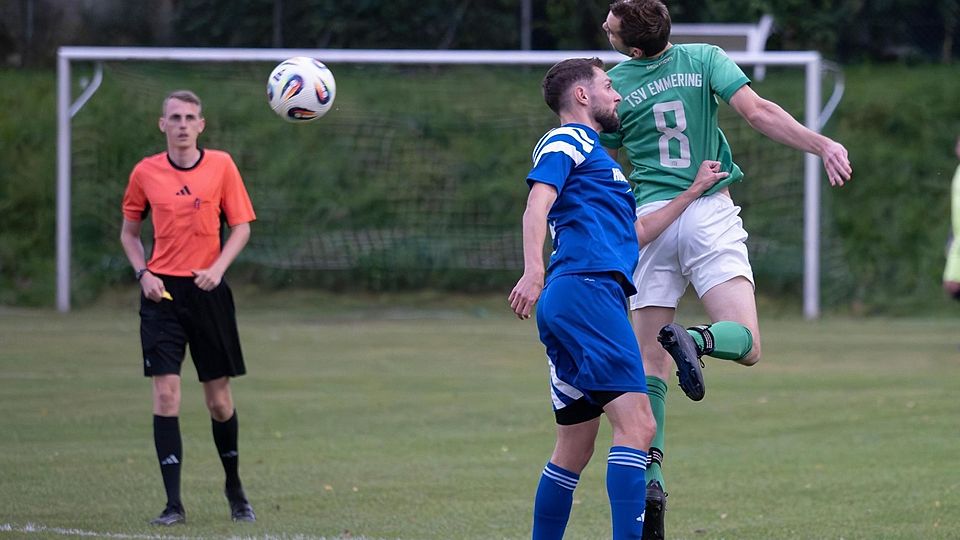 Artistische Verbiegungen nehmen (grün) Michael Niedermaier und Emmering für den nächsten Dreier gerne in Kauf.