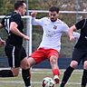 Überzahl: Olympia Biebesheim (links Pascal Michel, rechts Gianfranco Stallone) kam in der Fußball-Kreisoberliga zu einem klaren Sieg gegen Genclerbirligi Bischofsheim (Mitte Tolga Kiran).
