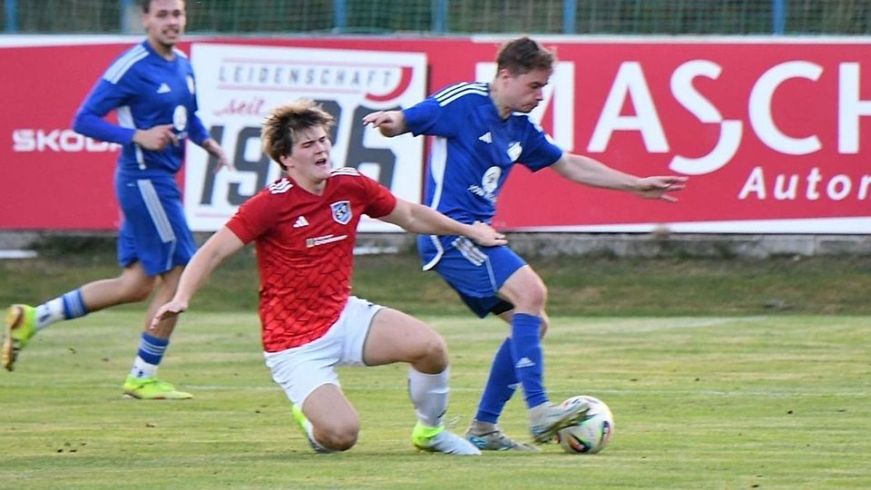 Die Youngsters von Liganeuling SV Etzenricht II (in Rot-Weiß) schlagen sich in neuer Umgebung bislang beachtlich gut.