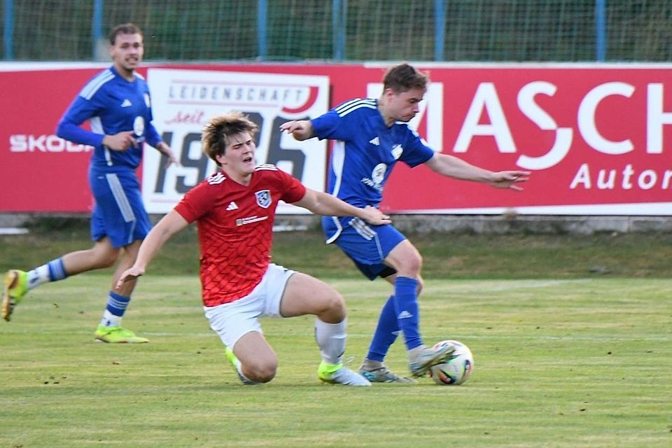 Die Youngsters von Liganeuling SV Etzenricht II (in Rot-Weiß) schlagen sich in neuer Umgebung bislang beachtlich gut.