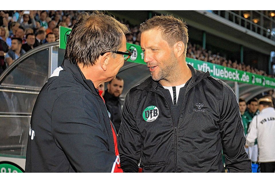 Freundliche Begrüßung vor dem Spiel: VfB-Coach Rolf Landerl (rechts) und St. Paulis Trainer Ewald Lienen. Foto: objectivo/Kugel