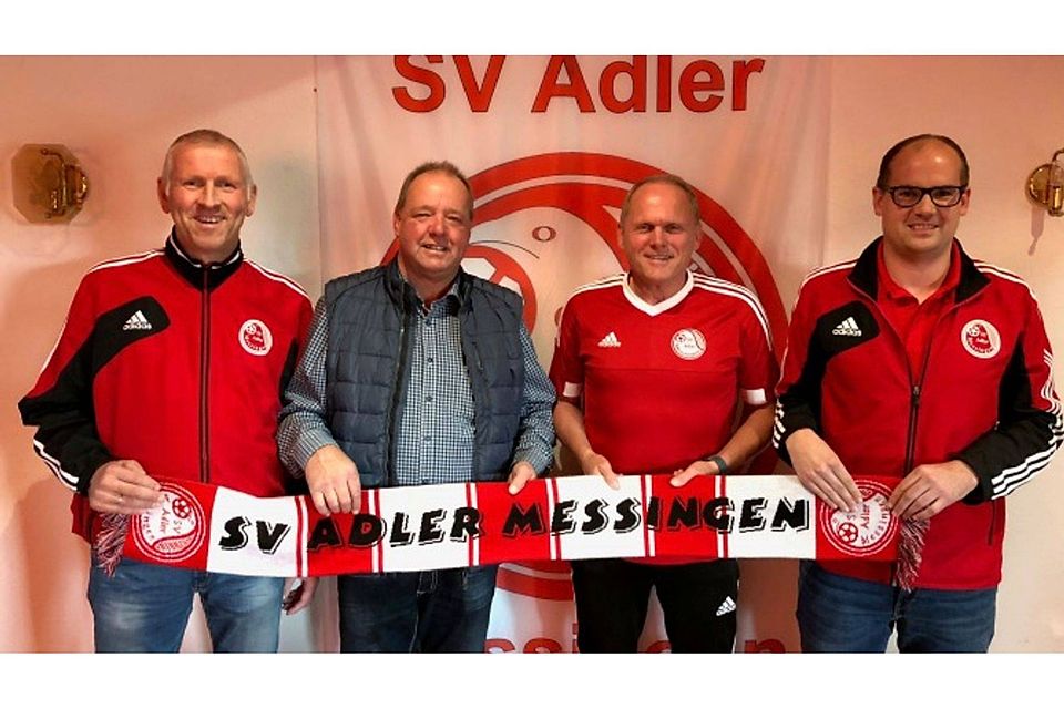 Das Foto zeigt v.l.n.r.: Fußballobmann Karl-Heinz Schoo, 1. Vorsitzender Ignatz Schmit, Trainer Manfred Meemann und Fußballobmann Julian Schmit.