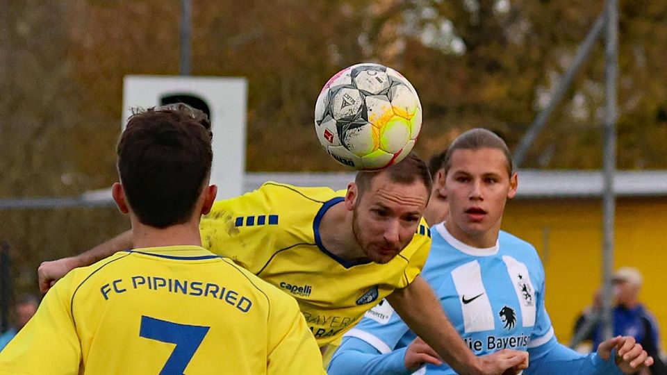 Kopfballstark und Mittelfeld-Bollwerk im Löwen-Spiel: In Augsburg wird Philipp Federl (Mitte) aber fehlen.