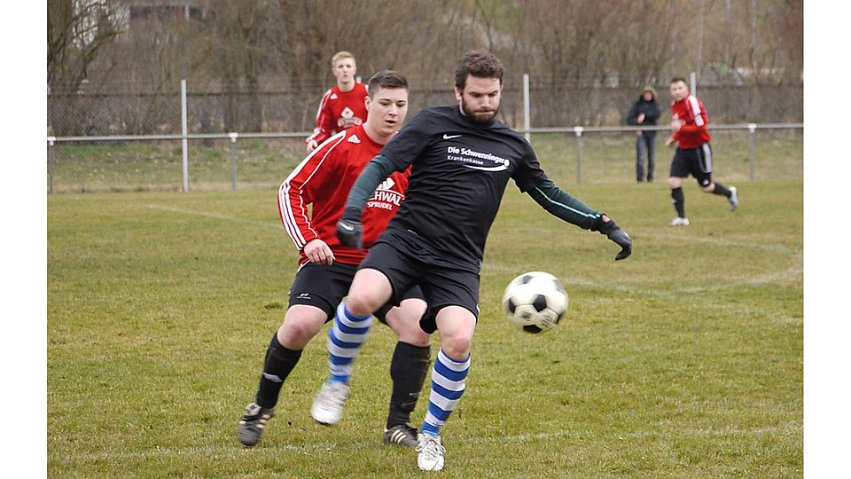 Auch Monzingens Spielertrainer Jonas Erbach (vorne) konnte die 1:5-Schlappe gegen Birkenfeld nicht verhindern.   (Foto: Gregor Wurdel)